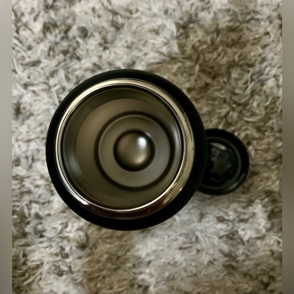 Hydro Flask 32 oz - like new!! - Picture 4 of 6